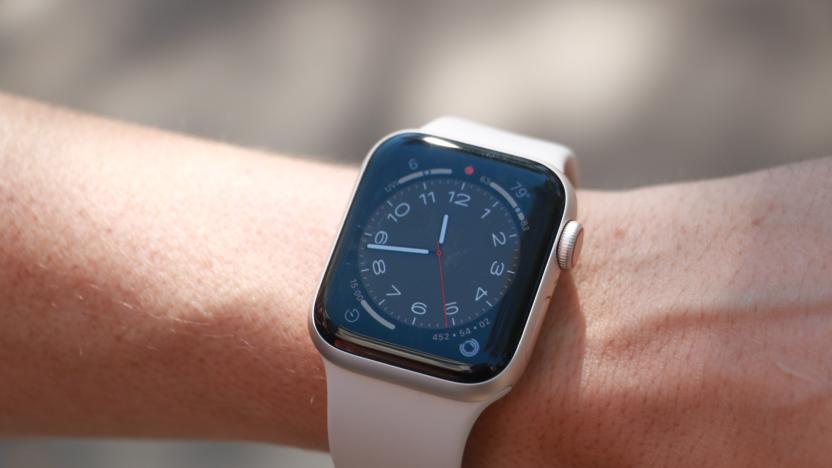 The Apple Watch SE (2022) with a starlight case and starlight band, on a person's wrist.