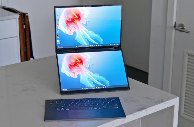The centerpiece of the Zenbook Duo is a pair of gorgeous 14-inch OLED displays. 